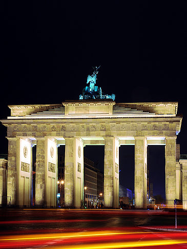 Brandenburger Tor mit Straßenverkehr Fotos