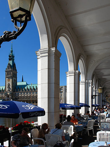 Fotos Blick durch die Bögen der Alster Arkaden auf das Rathaus