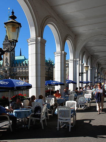 Foto Blick durch die Bögen der Alster Arkaden auf das Rathaus