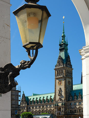 Foto Blick durch die Bögen der Alster Arkaden auf das Rathaus