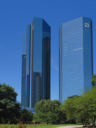 Foto Deutsche Bank mit Weg - Frankfurt am Main