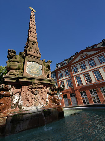 Foto Haus zum Grimmvogel mit Liebfrauenbrunnen - Frankfurt am Main