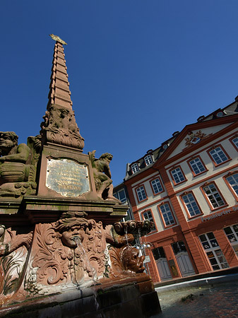 Foto Haus zum Grimmvogel mit Liebfrauenbrunnen - Frankfurt am Main