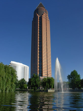 Messeturm mit Ludwig-Erhard-Anlage