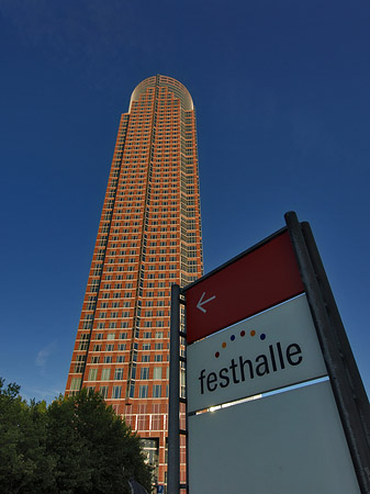 Fotos Messeturm mit Festhallenschild