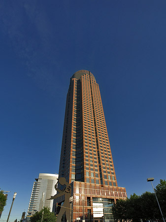 Fotos Messeturm mit Hammering Man | Frankfurt am Main