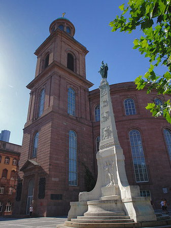 Paulskirche mit Statue Fotos