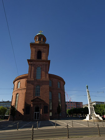 Paulskirche mit Statue