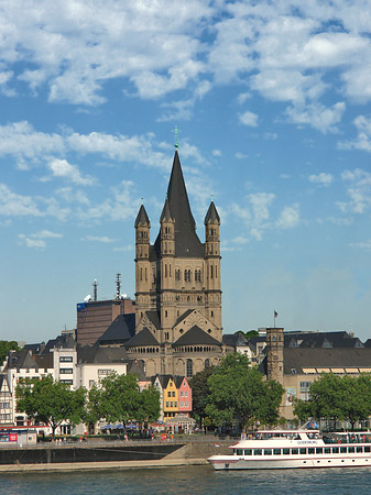 Schiff fährt an Groß St.Martin vorbei Foto 