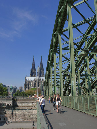 Hohenzollernbrücke beim Kölner Dom Fotos