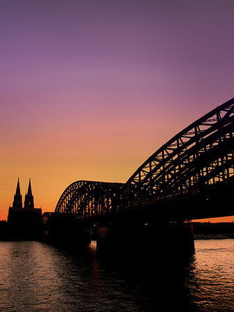 Foto Kölner Dom hinter der Hohenzollernbrücke