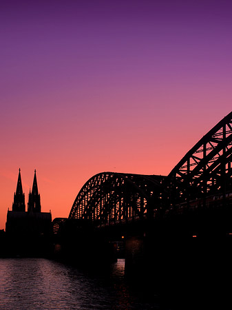 Foto Kölner Dom hinter der Hohenzollernbrücke - Köln