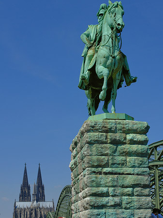 Reiterstatue vor dem Kölner Dom Fotos