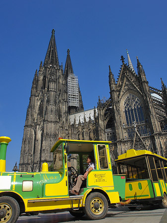 Bimmelbahn fährt zum Kölner Dom