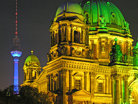 Berliner Dom bei Nacht Foto 