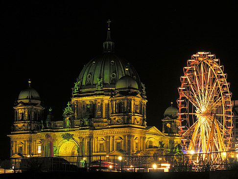 Berliner Dom bei Nacht Foto 