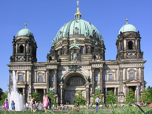 Berliner Dom mit Lustgarten Fotos