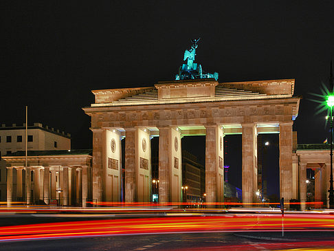 Foto Brandenburger Tor mit Straßenverkehr - Berlin