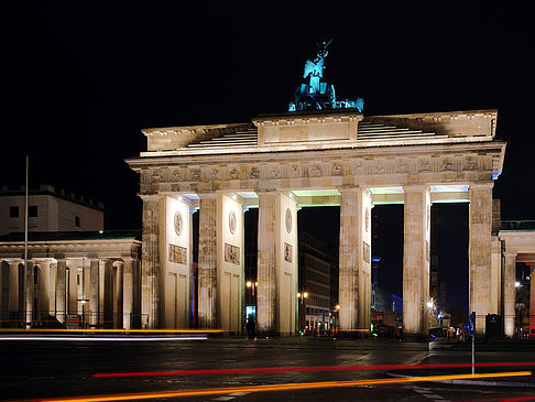 Foto Brandenburger Tor mit Straßenverkehr - Berlin