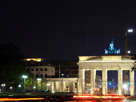 Foto Brandenburger Tor mit Straßenverkehr - Berlin