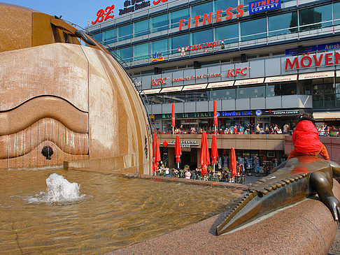 Weltkugelbrunnen Fotos