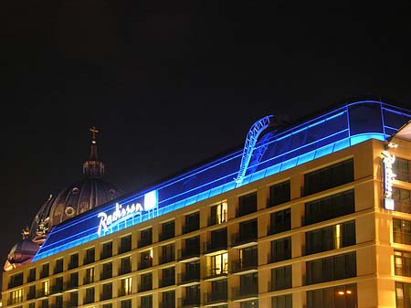 Radisson bei Nacht