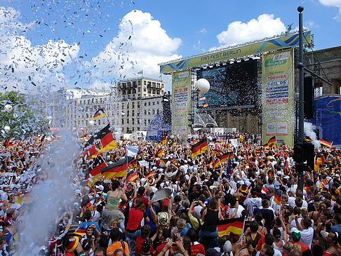 Fotos Konfetti Parade - Nationalmannschaft | Berlin