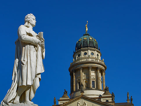 Schillerdenkmal mit dem Französischen Dom