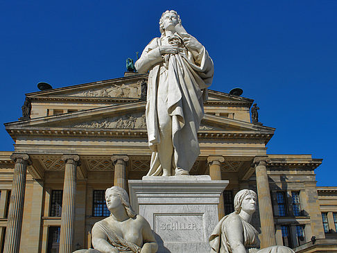 Schillerdenkmal mit Konzerthaus