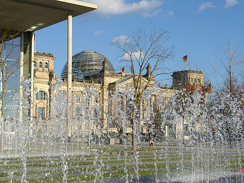 Paul-Löbe-Bau und Reichstag Fotos