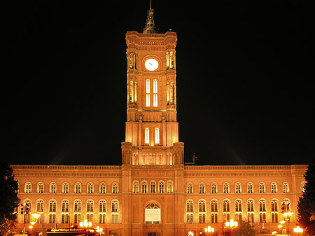 Rotes Rathaus bei Nacht Foto 