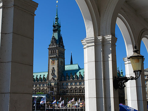 Fotos Blick durch die Bögen der Alster Arkaden auf das Rathaus