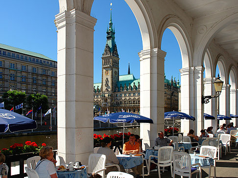 Foto Blick durch die Bögen der Alster Arkaden auf das Rathaus