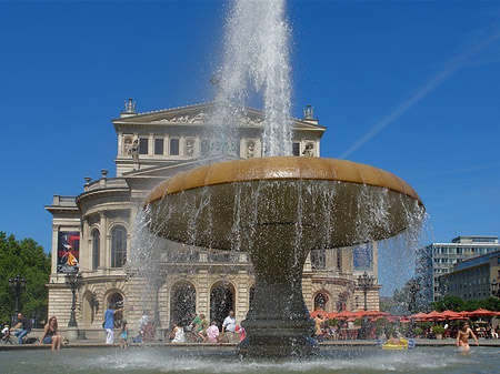 Foto Alte Oper mit Brunnen