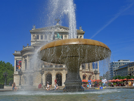 Alte Oper mit Brunnen