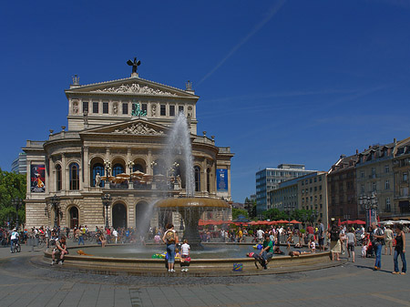 Foto Alte Oper mit Brunnen