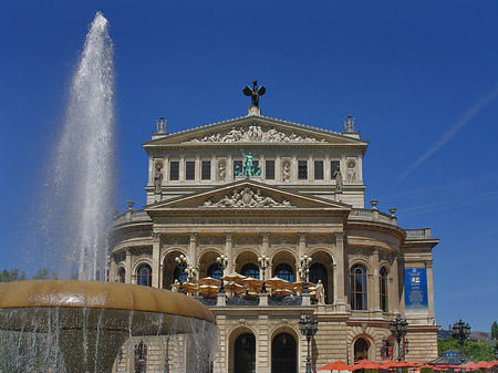 Alte Oper mit Brunnen Fotos