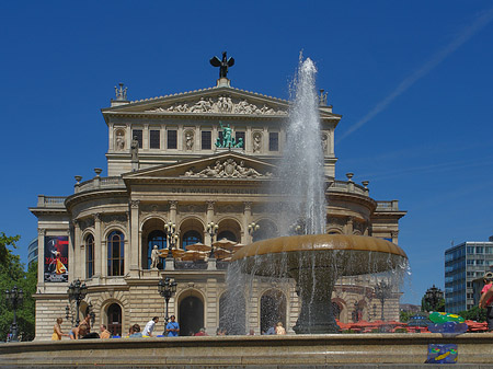 Alte Oper mit Brunnen Fotos