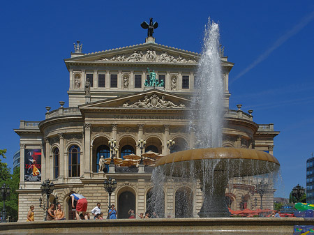 Alte Oper mit Brunnen