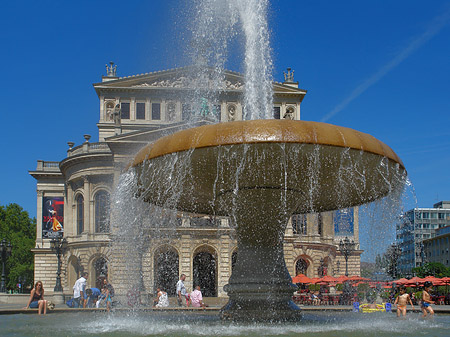 Alte Oper mit Brunnen Fotos