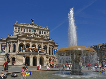 Alte Oper mit Brunnen Foto 