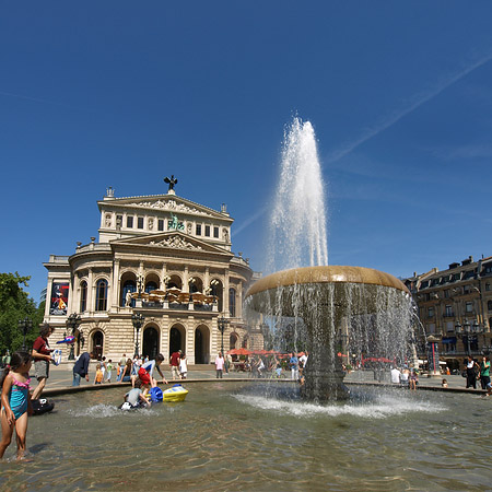 Alte Oper mit Brunnen Fotos