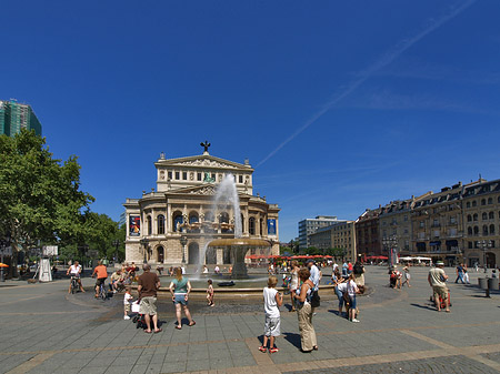 Alte Oper mit Häusern