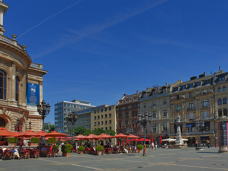 Alte Oper mit Häusern Foto 