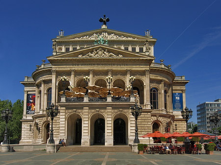 Fotos Alte Oper mit Schirmen