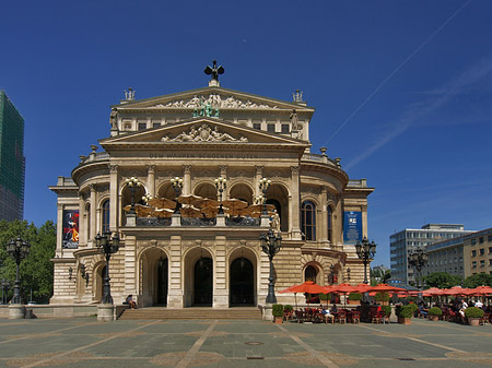 Foto Alte Oper mit Schirmen