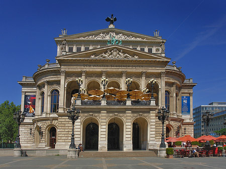 Fotos Alte Oper mit Schirmen