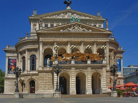 Alte Oper mit Schirmen Fotos