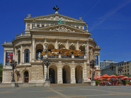 Alte Oper mit Schirmen