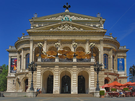 Alte Oper mit Schirmen